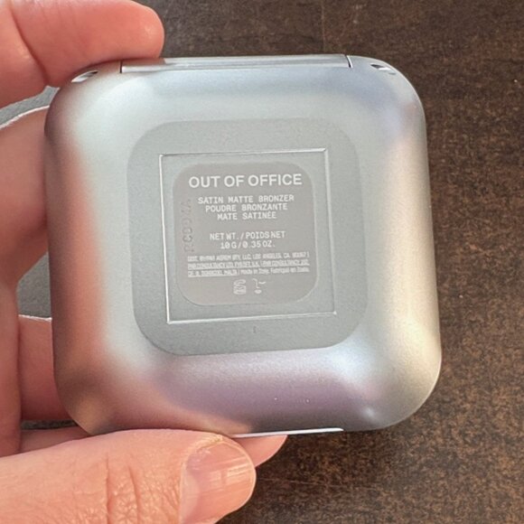 r.e.m. Beauty Bronzer in color Out of office - Picture 2 of 3